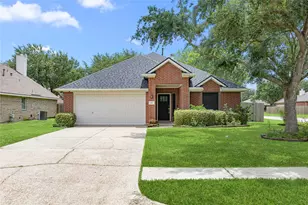 212 Silverbrook Ln, Dickinson, TX 77539 - Photo 1
