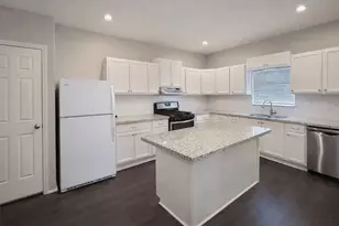 511 W Cleveland St, Alvin, TX 77511 - Photo 2