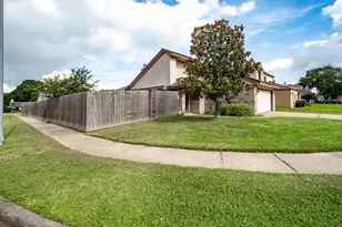 17 Crestbriar Ct, Baytown, TX 77521 - Photo 4