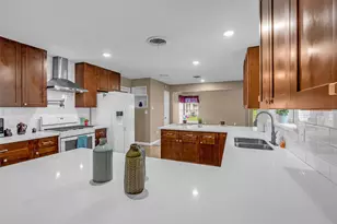 205 N 8th St, Highlands, TX 77562 - Photo 12