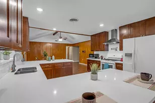 205 N 8th St, Highlands, TX 77562 - Photo 8