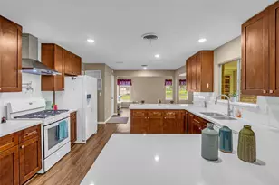 205 N 8th St, Highlands, TX 77562 - Photo 12