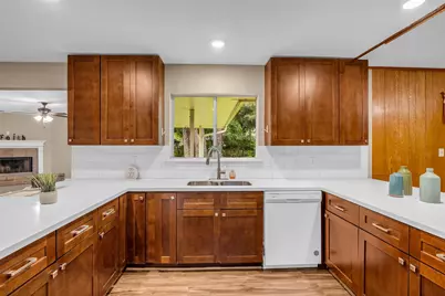 205 N 8th Street, Highlands, TX 77562 - Photo 10