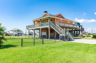 963 Palm Ridge Dr, Crystal Beach, TX 77650 - Photo 1