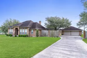 604 Texas Ave, Shiner, TX 77984 - Photo 2