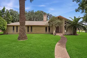 1502 20th Ave N, Texas City, TX 77590 - Photo 2