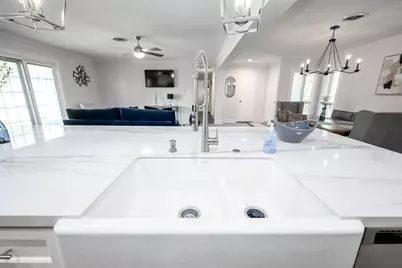 9330 Meadowbriar Lane, Houston, TX 77063 - Photo 16