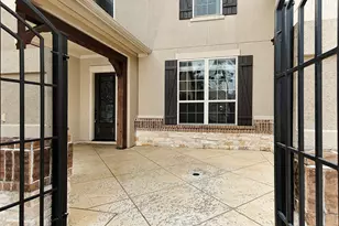 27 Tioga Pl, Tomball, TX 77375 - Photo 2