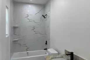 201 E 37th St, Houston, TX 77018 - Photo 32
