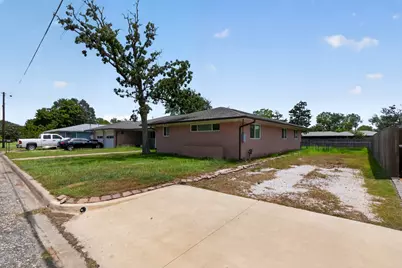 380 S Wilson Avenue, Giddings, TX 78942 - Photo 2