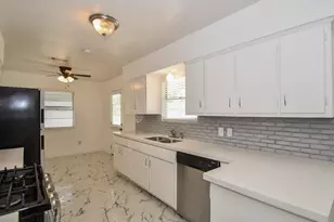 5330 Windswept Ln, Houston, TX 77056 - Photo 8