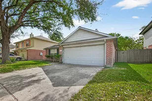 13715 Naomi Hollow Ln, Houston, TX 77082 - Photo 2