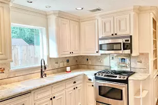 1022 Oak Leaf St, La Porte, TX 77571 - Photo 6