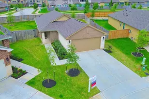 2051 W Darlington Oak Ct, Conroe, TX 77304 - Photo 2