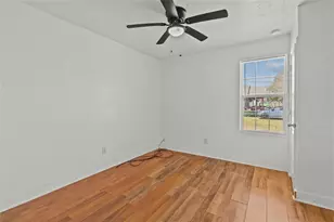 317-319 E B St, La Porte, TX 77571 - Photo 8
