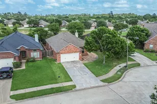 4055 Bentwood Dr, Dickinson, TX 77539 - Photo 2