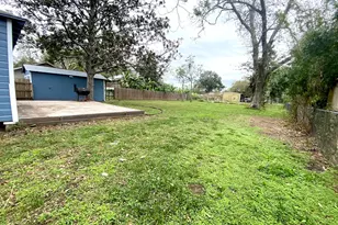513 E Bernard St, West Columbia, TX 77486 - Photo 8