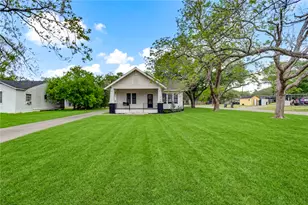 211 E West St, El Campo, TX 77437 - Photo 2