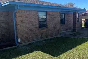 402 Thompson Dr, Bay City, TX 77414 - Photo 4
