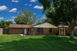 608 N Plantation Dr, Angleton, TX 77515 - Photo 2