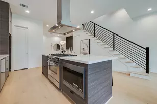 1634 Castle Ct, Houston, TX 77006 - Photo 10