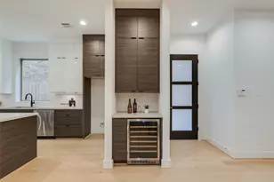 1634 Castle Ct, Houston, TX 77006 - Photo 4