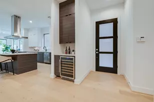 1634 Castle Ct, Houston, TX 77006 - Photo 2