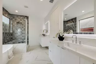 1634 Castle Ct, Houston, TX 77006 - Photo 22