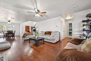 415 Stockbridge Ln, Dickinson, TX 77539 - Photo 2