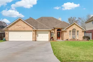 112 Indian Warrior Trail, Lake Jackson, TX 77566 - Photo 2