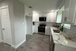 10007 Wren St, La Porte, TX 77571 - Photo 12