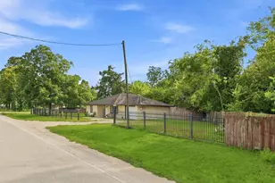 3910 Dickinson Ave, Dickinson, TX 77539 - Photo 4