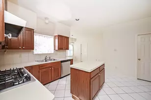 9731 New Kent Dr, Sugar Land, TX 77498 - Photo 8