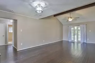 506 Castlelake Dr, Friendswood, TX 77546 - Photo 2