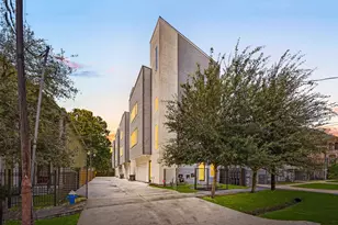 904 W 25th St, Houston, TX 77008 - Photo 2