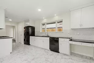 830 Seacliff Dr, Houston, TX 77062 - Photo 8