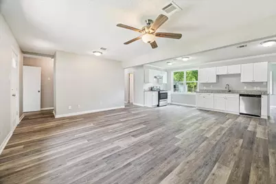 210 Laurel Street, Lake Jackson, TX 77566 - Photo 4
