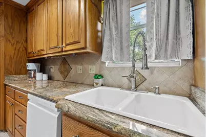 10122 Laurie Lane, Highlands, TX 77562 - Photo 12