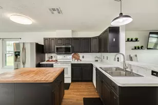 318 S Amherst Dr, West Columbia, TX 77486 - Photo 2