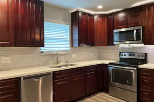 304 S Shadowbend Ave, Friendswood, TX 77546 - Photo 6