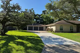 304 S Shadowbend Ave, Friendswood, TX 77546 - Photo 2