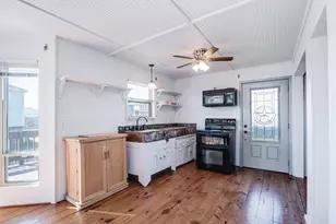 140 Ocean View Dr, Crystal Beach, TX 77650 - Photo 8