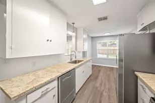 8527 Greenbush St, Houston, TX 77025 - Photo 12