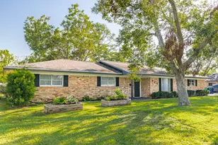 908 W Mulberry St, Angleton, TX 77515 - Photo 2