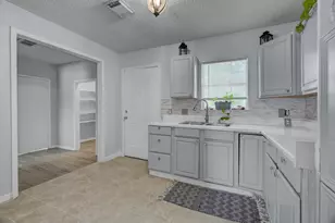 418 Azalea St, Lake Jackson, TX 77566 - Photo 2