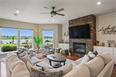 127 W Palm Boulevard, Montgomery, TX 77356 - Photo 1