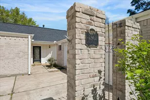 14907 Aspen Hills Dr, Houston, TX 77062 - Photo 2