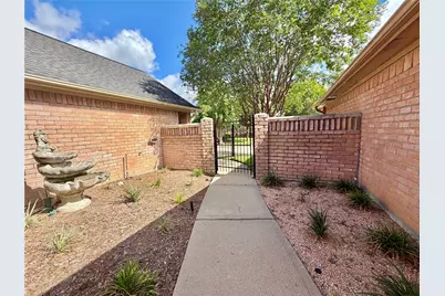 8027 Oakwood Garden Street, Houston, TX 77040 - Photo 2