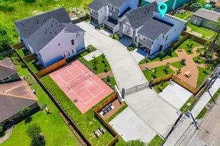 7613 Victory Reserve St, Houston, TX 77088 - Photo 2