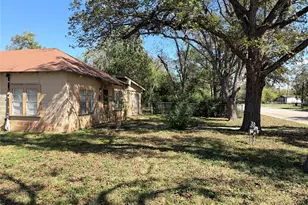 2110 16th St, Hondo, TX 78861 - Photo 4